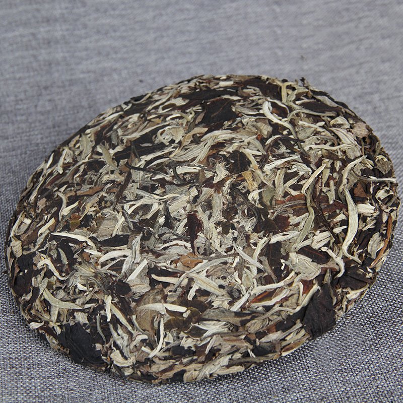 Moonlight Beauty Tea – 2020 Vintage Yunnan Large-Leaf Sun-Dried Raw Pu'er, 357g Cake - Image 2