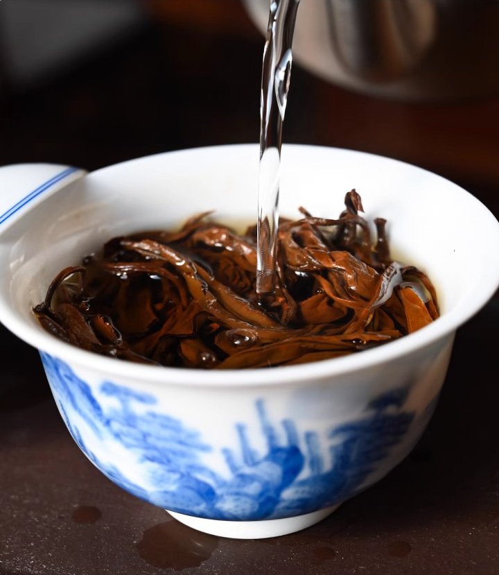 2024 Old Ban Zhang Premium Ancient Tree Black Tea – Rich & Aromatic Yunnan Dianhong | 100g Canister - Image 3