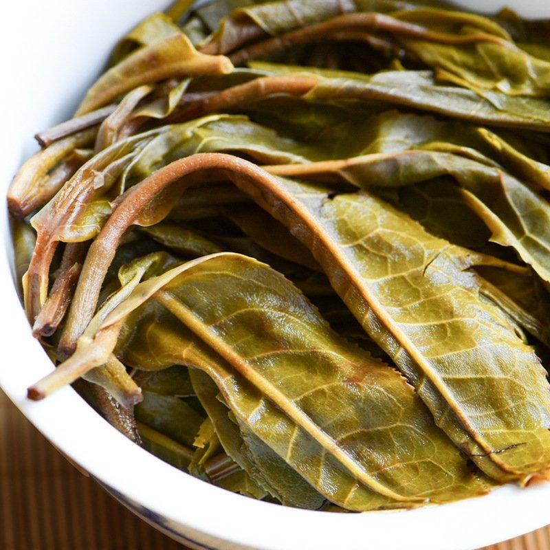 2024 Bingdao Old Village Single-Tree Raw Pu'er Loose Tea – Exclusive Single-Plant Selection, 100g Tin Canister - Image 2