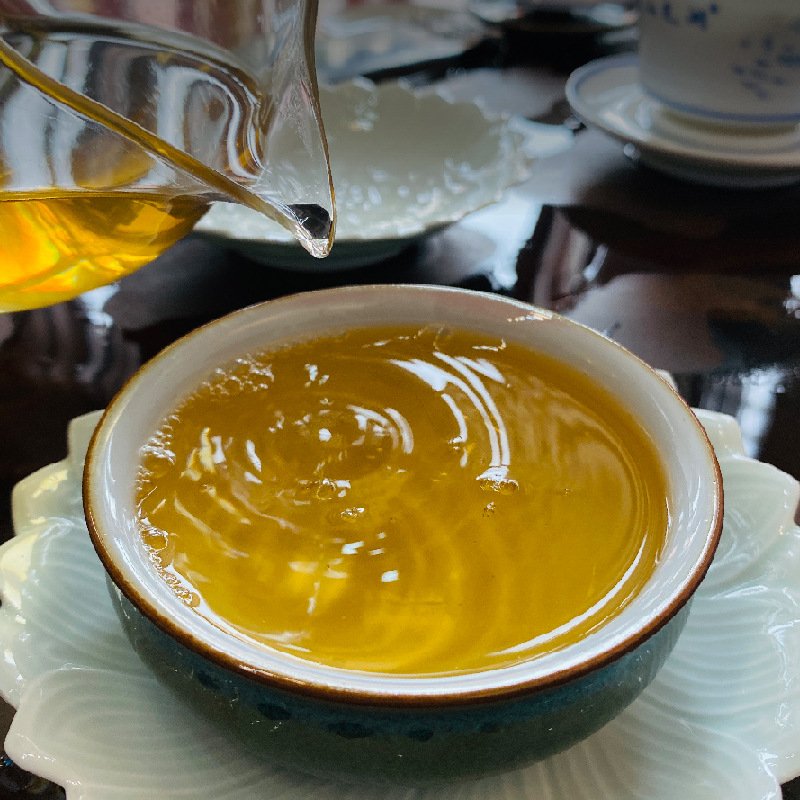 Tongqinghe Ancient Tree Raw Pu'er Tea from Yi Wu Protected Forest – 357g Cake | Sheng Pu'er - Image 3