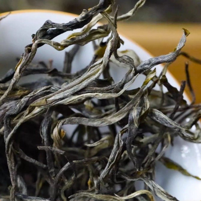 2023 Spring Harvest – 800-Year Lishan Ancient Tree Single-Plant Raw Pu'er Loose Tea | 500g - Image 2