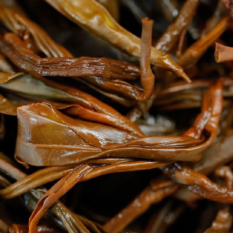 Yunnan Ancient Tree Black Tea – Special Grade Wild Sun-Dried Dianhong | 800+ Year Wild Trees | 100g Canister - Image 3