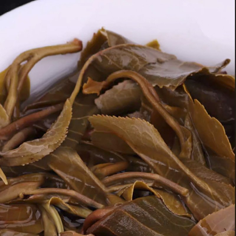 2018 Yi Wu Gua Feng Zhai Ancient Tree Raw Pu'er Tea – Aroma with Silky Smoothness | 100g Cake - Image 4